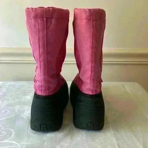 Kamik Girls’ Size 5 Pink and Black Velcro Strap and Bungee Cord Winter Boots - Picture 3 of 5